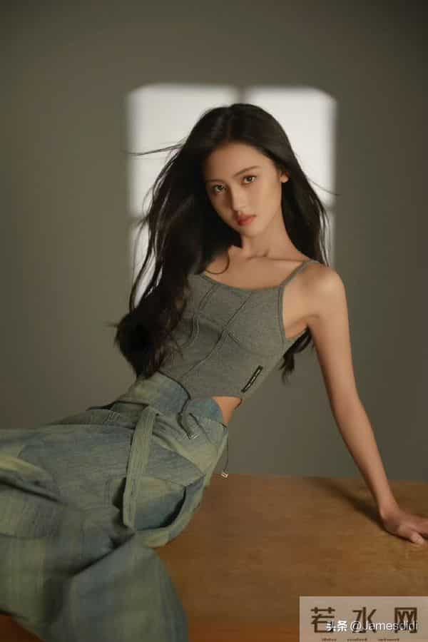 美人胚子 张婉儿 且自带仙气的 妈生脸 精致五官如小巧琼鼻 标志性梨涡