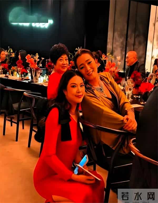 巩俐一头银发现身晚宴！从容老去拒绝修饰，真实状态最美！