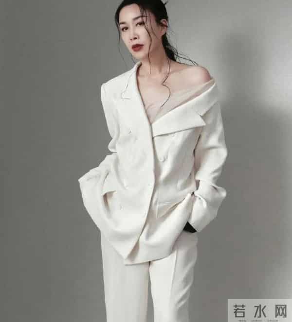 这一夜,露肩装的那英,深V领的朱珠,都输给了全裹出镜的郭晶晶