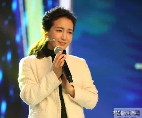 她是实力派演员,父亲截肢母亲瘫痪双双离世,丈夫是她的力量