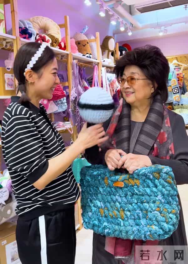 76岁香港著名女歌手的近况曝光，真的好久没见她露面