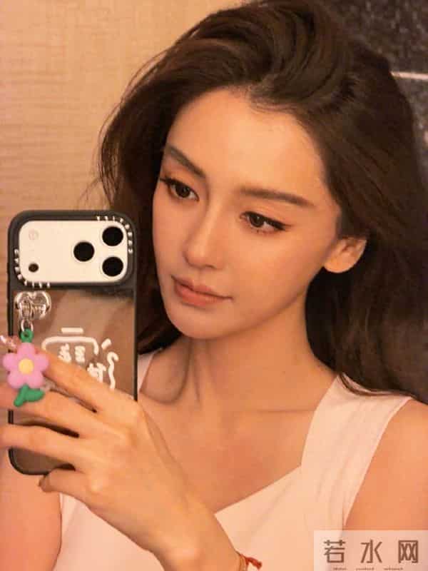 黄晓明带儿子参加生日宴!小海绵被奶奶搂在怀中,8岁大长腿随妈