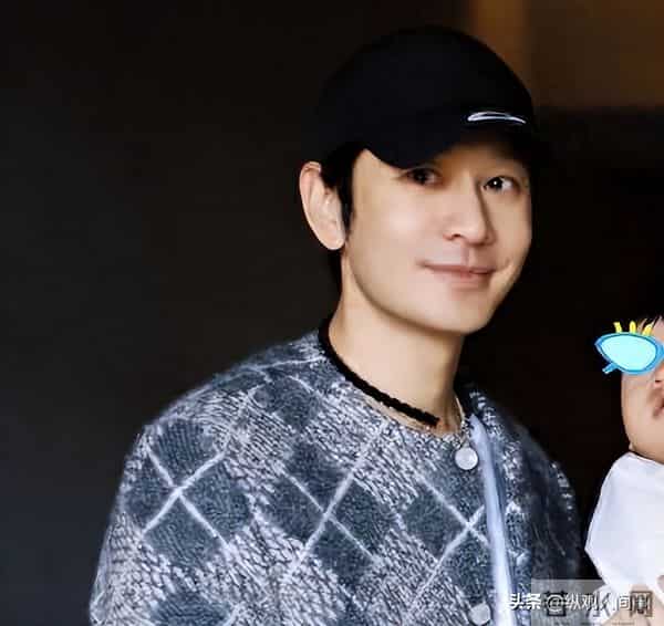 黄晓明一家参加生日宴，小海绵黏奶奶不理爹，站C位大长腿好显眼