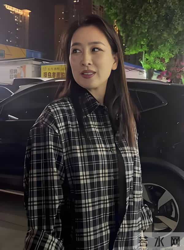 44岁马苏好漂亮，真会保养脸上没有皱纹，皮肤紧致看着跟20岁似的