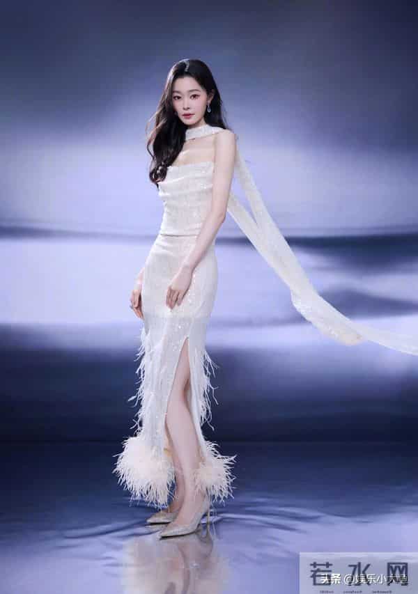 宋轶最新活动照，一袭白色薄纱羽毛裙，布灵布灵的，美得不可方物