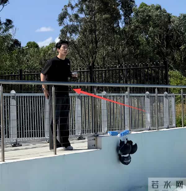 何超莲澳大利亚偶遇，穿紧身裤臀扁又塌，窦骁紧盯娇妻难掩好心情