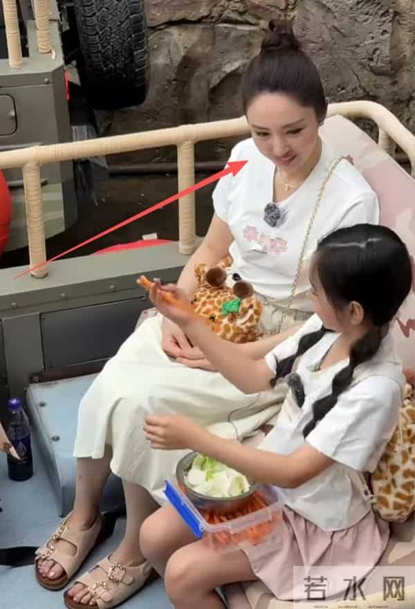 董璇回应婚礼餐标67元，生图脸肿又僵不屑，大聊婚后生活合不拢嘴