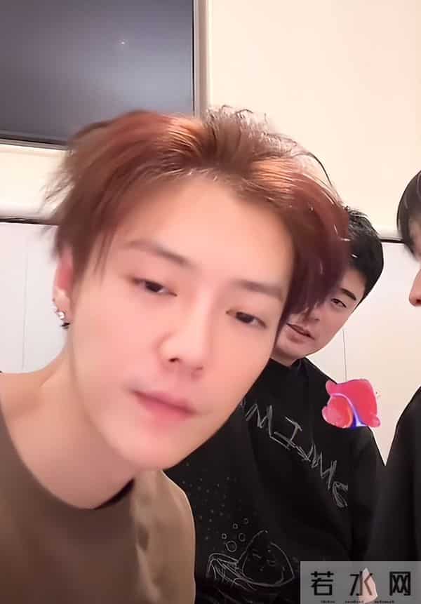 分手传闻12个月后，为陈赫庆生的鹿晗，戳穿了和关晓彤的真实处境