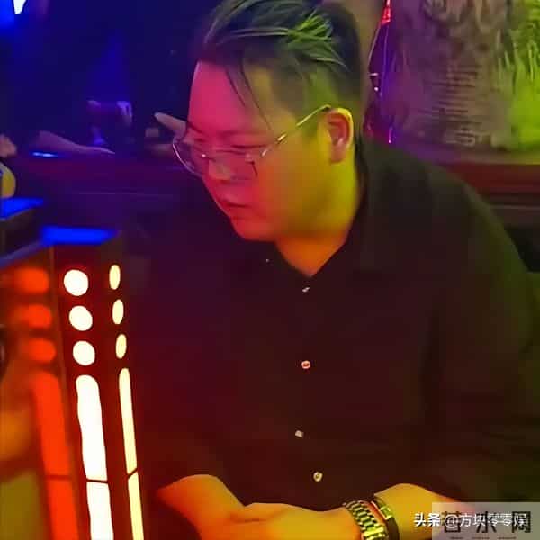 向佑彻底没救了！现身酒吧胖又颓，烟酒不离手 女伴肥腻不如郭碧婷