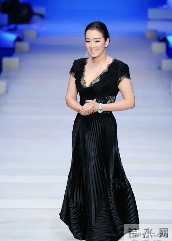 老到不敢认？59岁的巩俐近况尽显老态，印证了张艺谋当初的选择