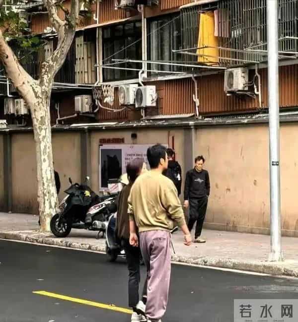 赵丽颖和冯绍峰一起送儿子上学，两个人步伐一致，看上去关系很好