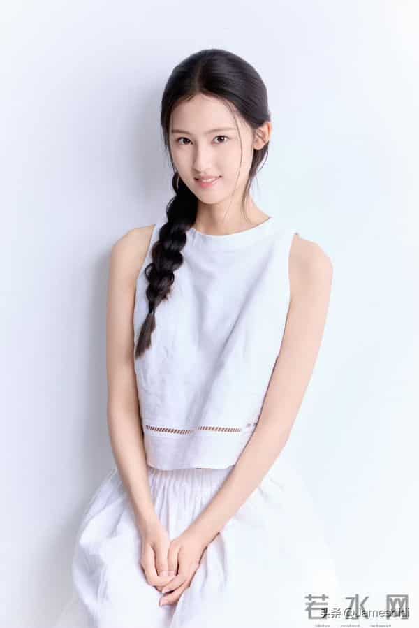 美人胚子 张婉儿 且自带仙气的 妈生脸 精致五官如小巧琼鼻 标志性梨涡