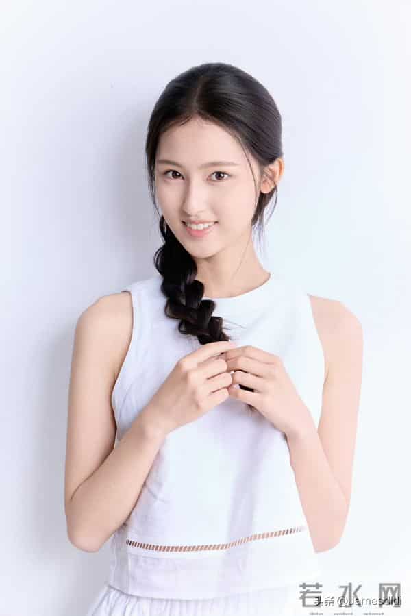 美人胚子 张婉儿 且自带仙气的 妈生脸 精致五官如小巧琼鼻 标志性梨涡