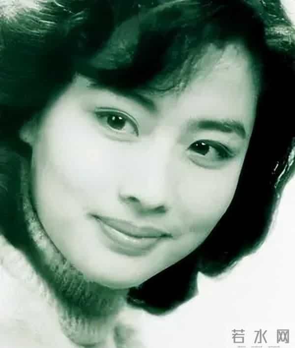 她一嫁演员祝延平,再嫁杜淳老爸杜志国,如今却与儿子相依为命