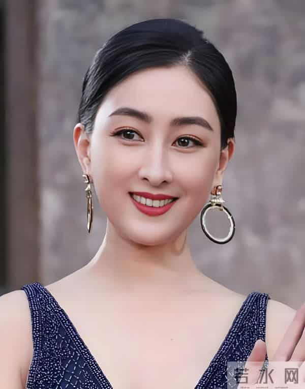 44岁马苏好漂亮，真会保养脸上没有皱纹，皮肤紧致看着跟20岁似的