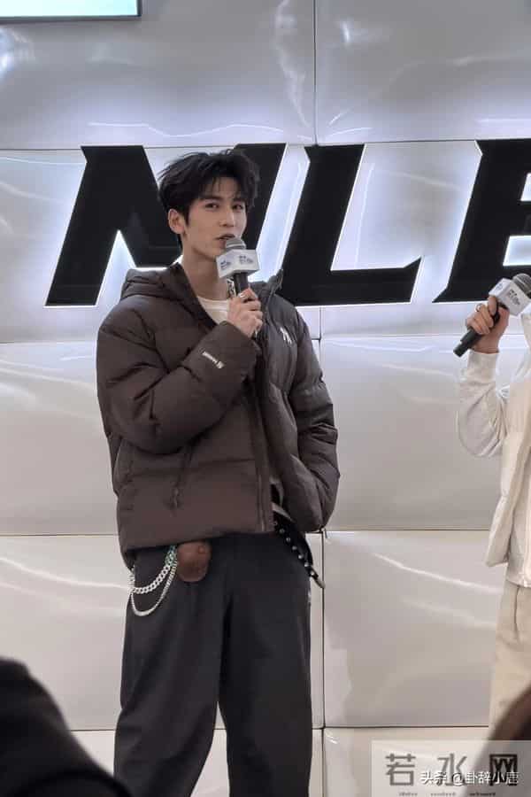 张凌赫现身沈阳万象城，颜值超高，帅气出众，堪称中国最帅的男人