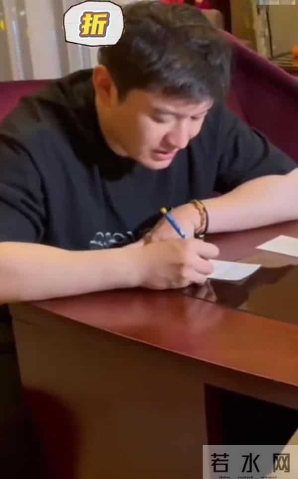 黄晓明带儿子参加生日宴!小海绵被奶奶搂在怀中,8岁大长腿随妈