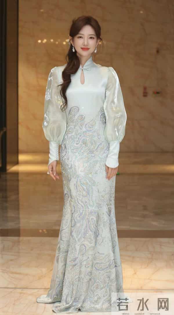 郭玮一袭新中式穿搭，波浪编发搭配浅绿旗袍尽显典雅国风
