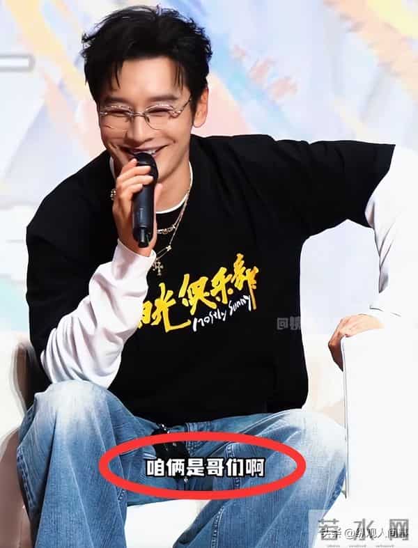 黄晓明一家参加生日宴，小海绵黏奶奶不理爹，站C位大长腿好显眼