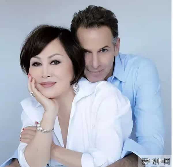 79岁化妆品皇后靳羽西,只找男友不结婚,身价40亿喜欢亮色搭配