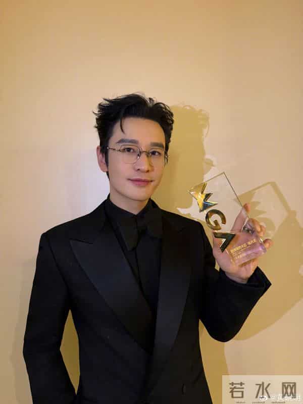 黄晓明带儿子参加生日宴!小海绵被奶奶搂在怀中,8岁大长腿随妈