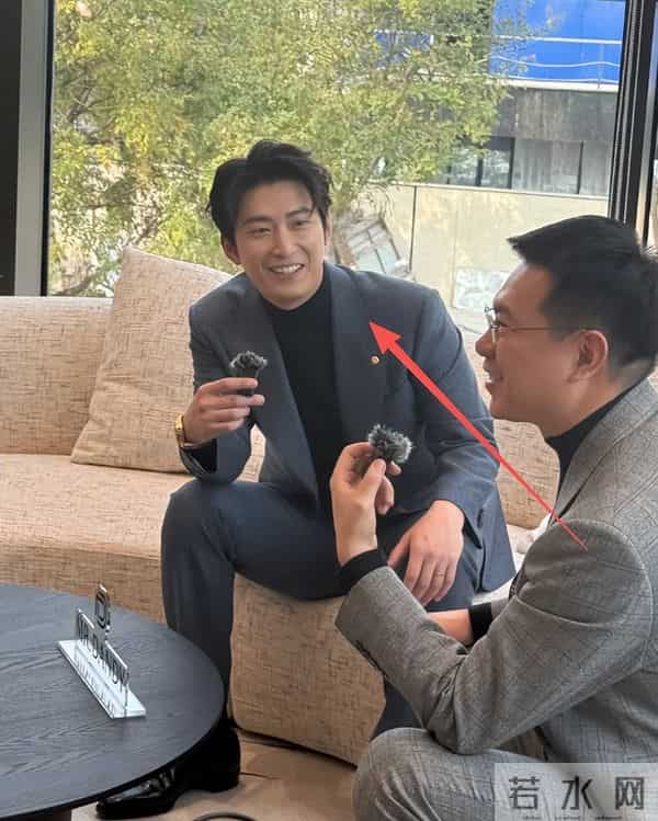 何超莲澳大利亚偶遇，穿紧身裤臀扁又塌，窦骁紧盯娇妻难掩好心情