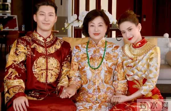 何超莲澳大利亚偶遇，穿紧身裤臀扁又塌，窦骁紧盯娇妻难掩好心情