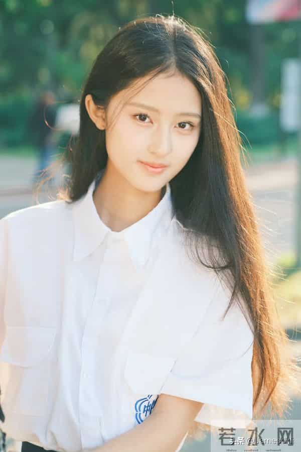 美人胚子 张婉儿 且自带仙气的 妈生脸 精致五官如小巧琼鼻 标志性梨涡