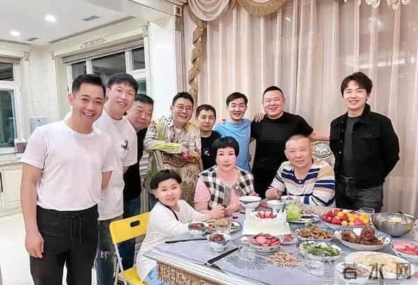 郭德纲小儿子胖到没脖子,和妈妈一个模子,10岁戴耳钉看着不好惹