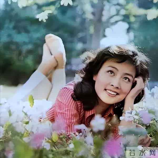 她一嫁演员祝延平,再嫁杜淳老爸杜志国,如今却与儿子相依为命