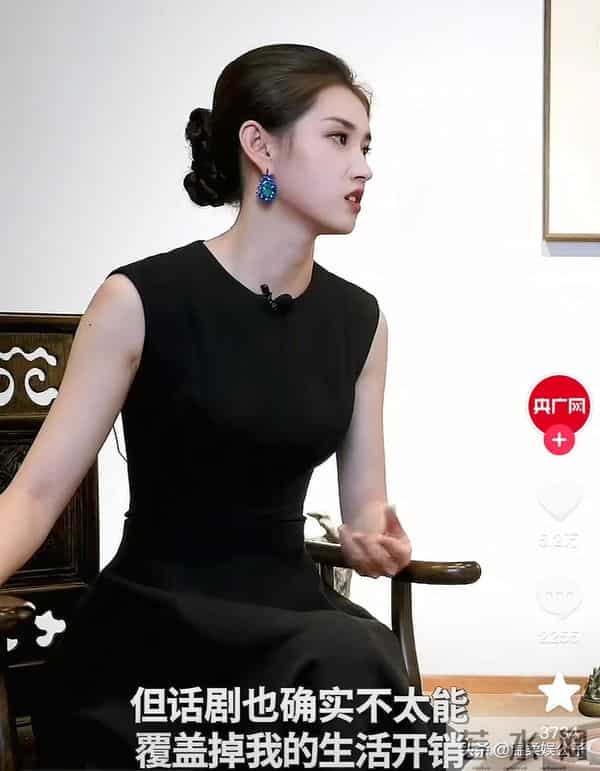 看到郭宇欣跑龙套旧照,站杨紫身边一点不输,才知啥叫小红靠捧