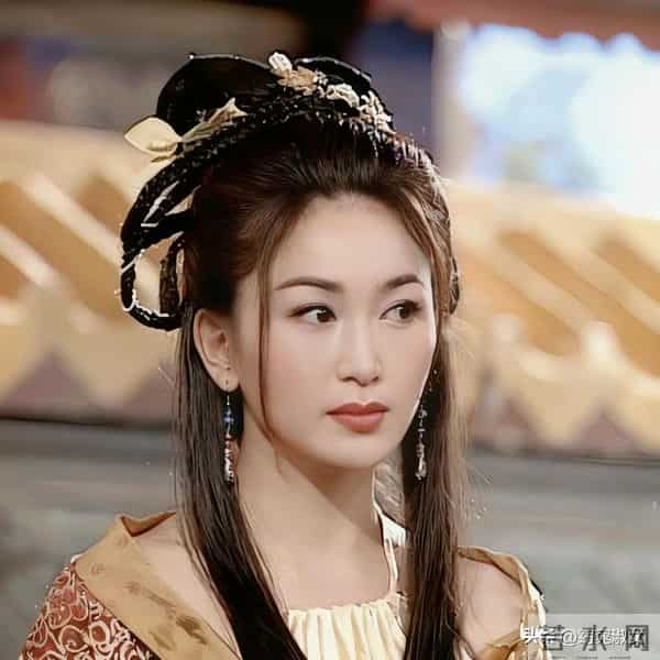 59岁温碧霞现身普陀山,医美脸又硬又僵,穿低胸吊带露半个胳膊