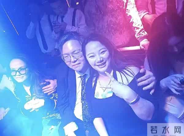 向佑高调亮相南昌酒吧,搂着女友烟酒不离手!向太的评价太准确了