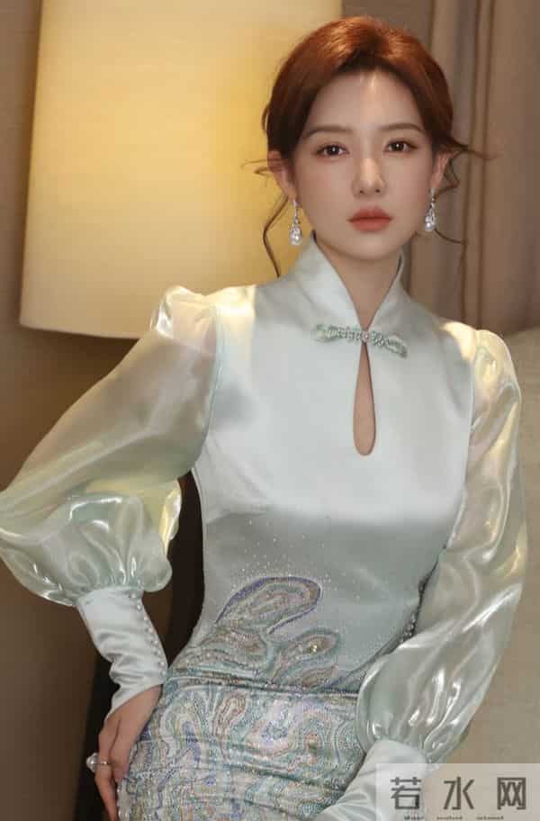 郭玮一袭新中式穿搭，波浪编发搭配浅绿旗袍尽显典雅国风