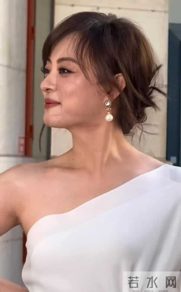 面相全变了！再看42岁蒋欣和43岁孙俪，才明白两人“差别”在哪里