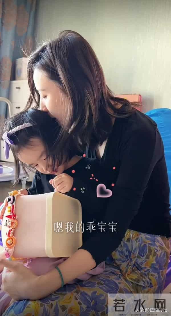 海哈金喜和李亚鹏离婚后 3岁女儿首出镜 情绪低落 长大想成为舞蹈家