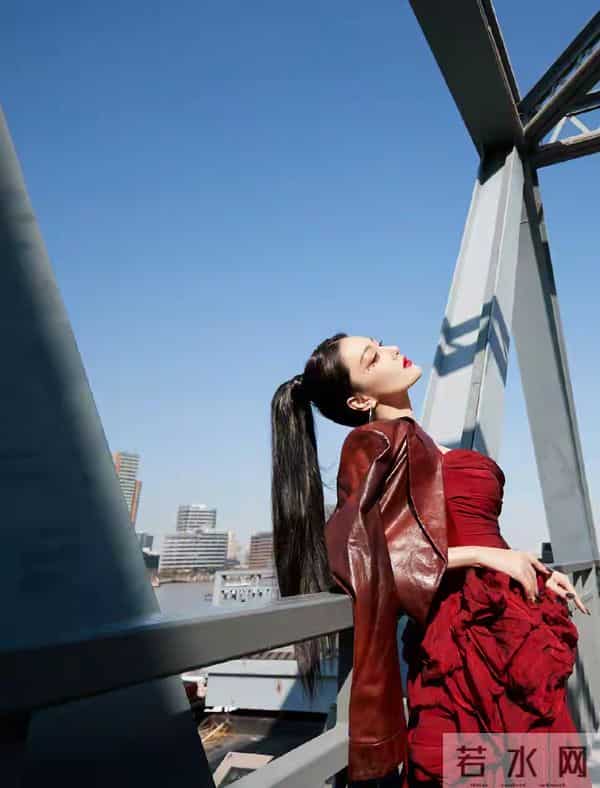 张馨予——烈焰红唇,火辣身材,性感黑丝