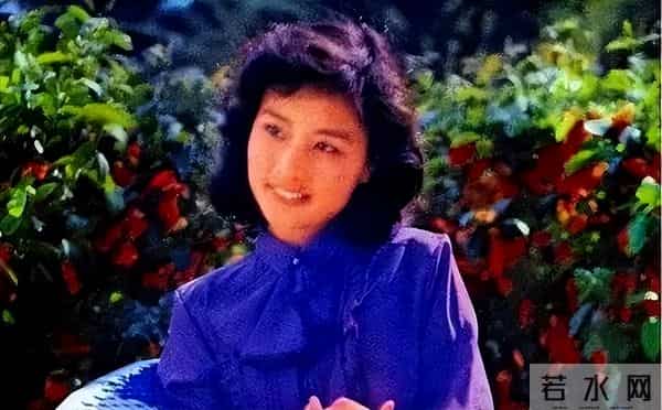 她一嫁演员祝延平,再嫁杜淳老爸杜志国,如今却与儿子相依为命