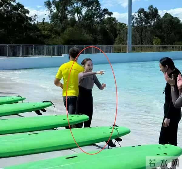 何超莲澳大利亚偶遇，穿紧身裤臀扁又塌，窦骁紧盯娇妻难掩好心情