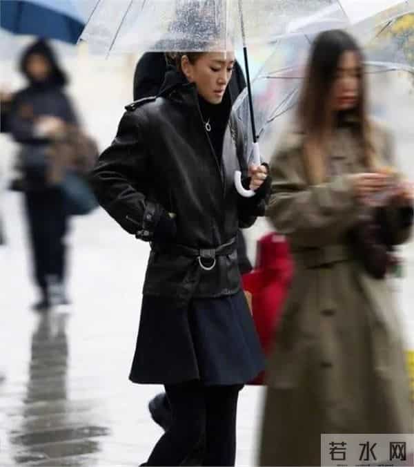 59岁巩俐现身北京公园，满脸皱纹头发凌乱喝酸奶吃糖葫芦超接地气