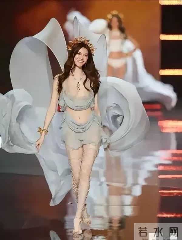 维密超模果然不一般,刚生完孩子首现身,这身材简直太好了