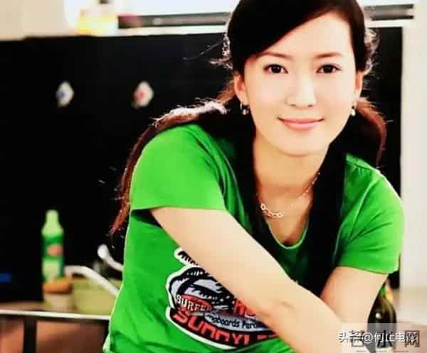 她是实力派演员,父亲截肢母亲瘫痪双双离世,丈夫是她的力量