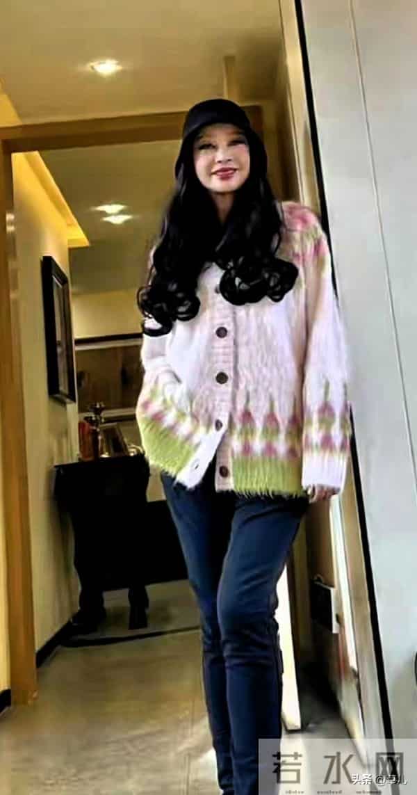 75岁刘晓庆扮嫩大获好评-网友直夸这也太年轻了，就像45岁