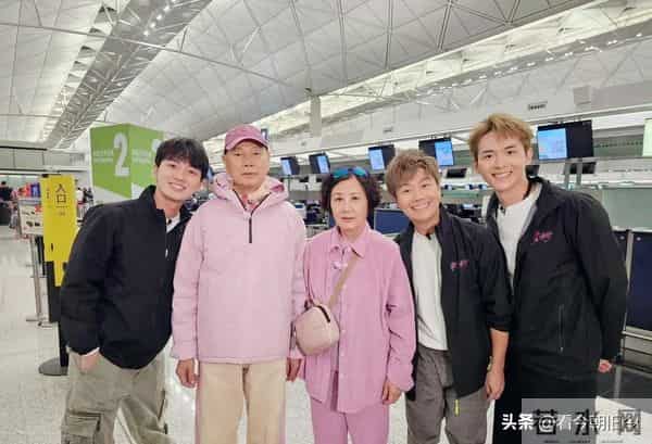 汪明荃罗家英现身机场,夫妻俩身穿粉色情侣装,好恩爱。