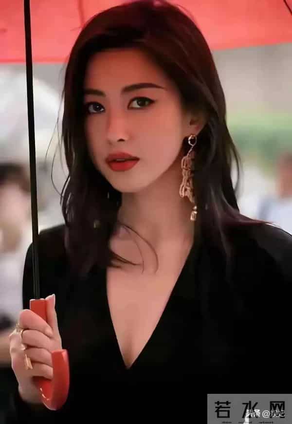 朱珠竟然真空出行边走边喝饮料 这厚度这粗度还有腰身 这样穿舒服吗