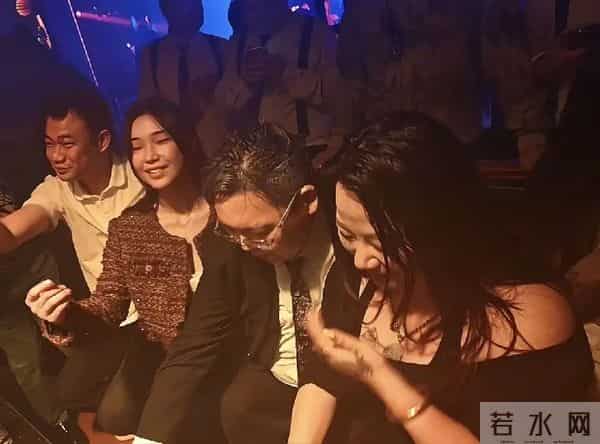 向佑高调亮相南昌酒吧,搂着女友烟酒不离手!向太的评价太准确了