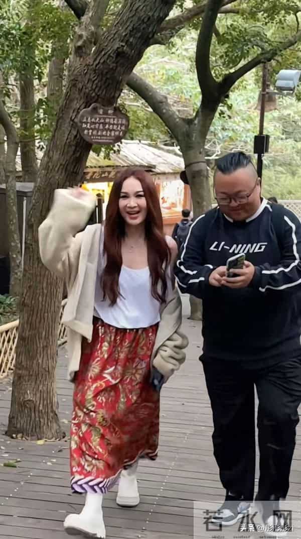 温碧霞普陀山造型大胆！59岁穿低胸吊带露臂，面部状态成热议话题