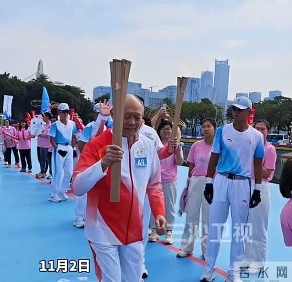霍震霆看全运会开幕式,霍启山坐在叔叔旁边,看嫂子出场鼓掌喝彩