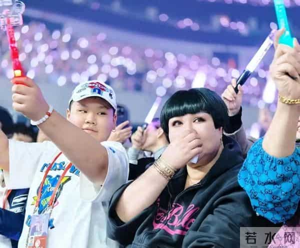 郭德纲小儿子胖到没脖子,和妈妈一个模子,10岁戴耳钉看着不好惹