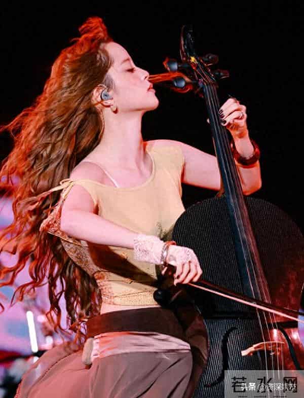 欧阳娜娜不愧是留洋回来的穿衣就是要开放些